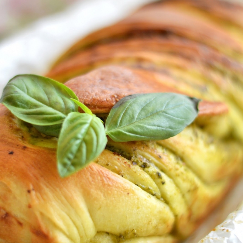 Treccia di pan brioche sofficissima al pesto e parmigiano