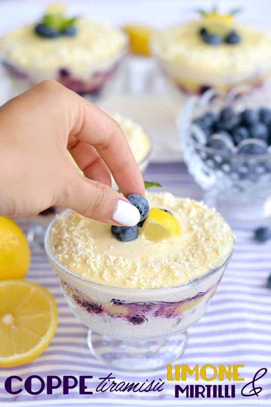 Coppe tiramisù limone e mirtilli