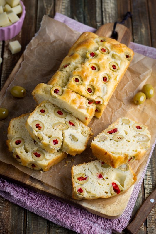 Cake salato alle olive farcite e provolone