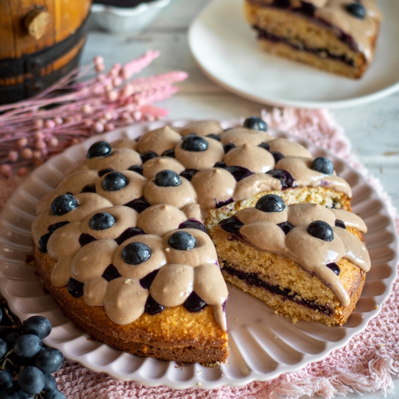 Torta alle nocciole, uva fragola e cioccolato al latte