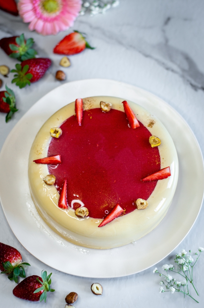 Torta moderna caramello, nocciola e frutti rossi