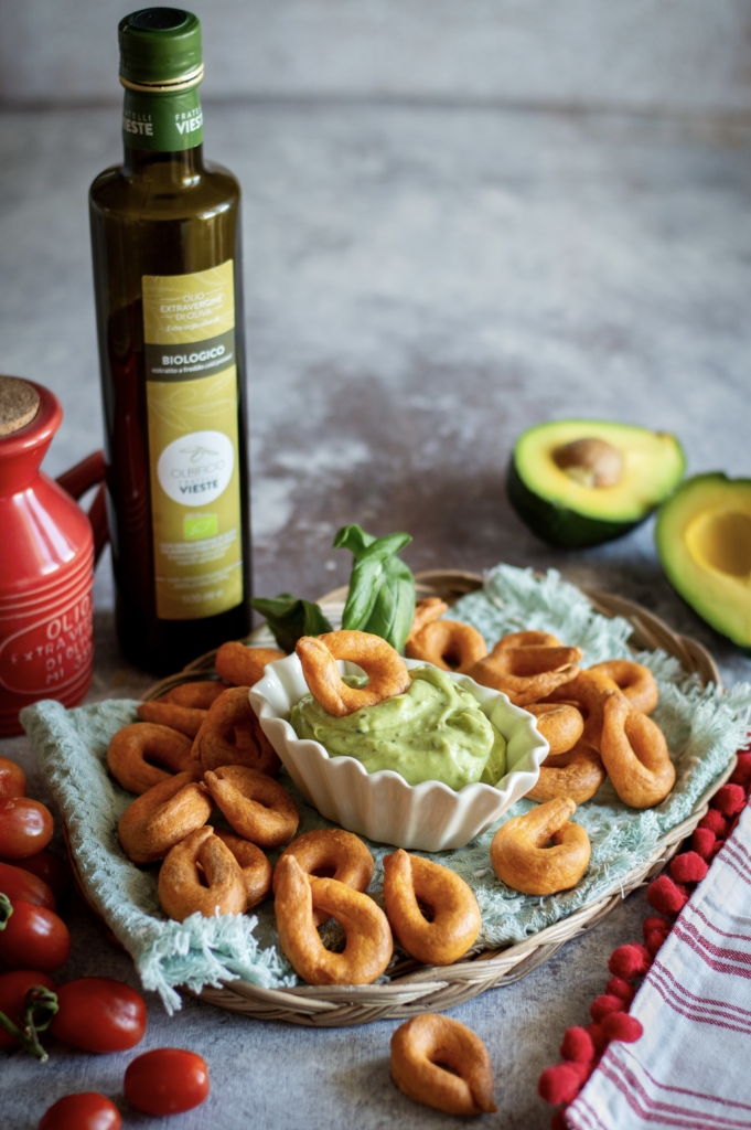 Tarallini al pomodoro con maionese di avocado al basilico