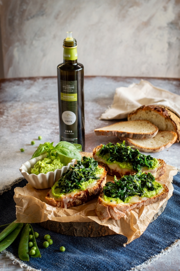 Crostoni pecorino, crema di piselli e cicoria