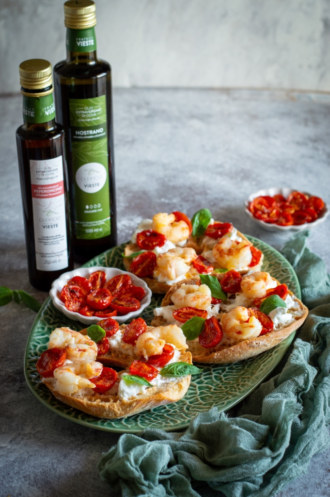 Freselle pugliesi con stracciatella, pomodorini confit e gamberi