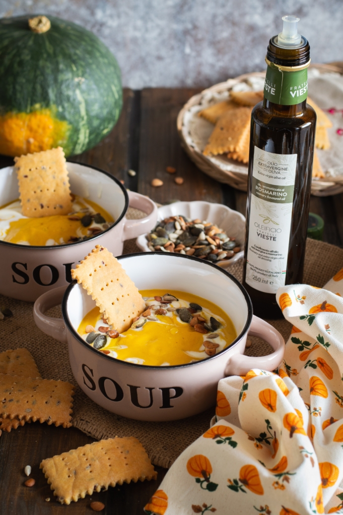 Vellutata di zucca e patate arrostite con crackers ai ceci