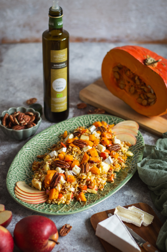 Insalata tiepida di cereali con zucca, mele, brie e noci pecan