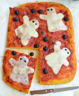 Una pizza spaventosamente buona 😍 impasto soffice alla zucca,pomodoro, olive e fantasmini di formaggio 😍 la adoro! La ricetta su sprinklesdress.it, link diretto nel profilo @sprinklesdress 👻 #halloween #halloweenrecipes #focaccia #pizza #zucca #pumpkin #italianpizza #halloweenideas #halloweentreats #hautescuisines #bakinglove #foodforfoodies #bakedwithlove #yahoofood #thebakefeed #igfood #foodphotography #foodblogger #foodporn #photofood #foodstyle #sprinklesdress #creativefood #creativefoodphotography #foodporn #foodgasm